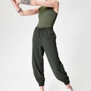 Athleta Metropolis Jogger NWOT
